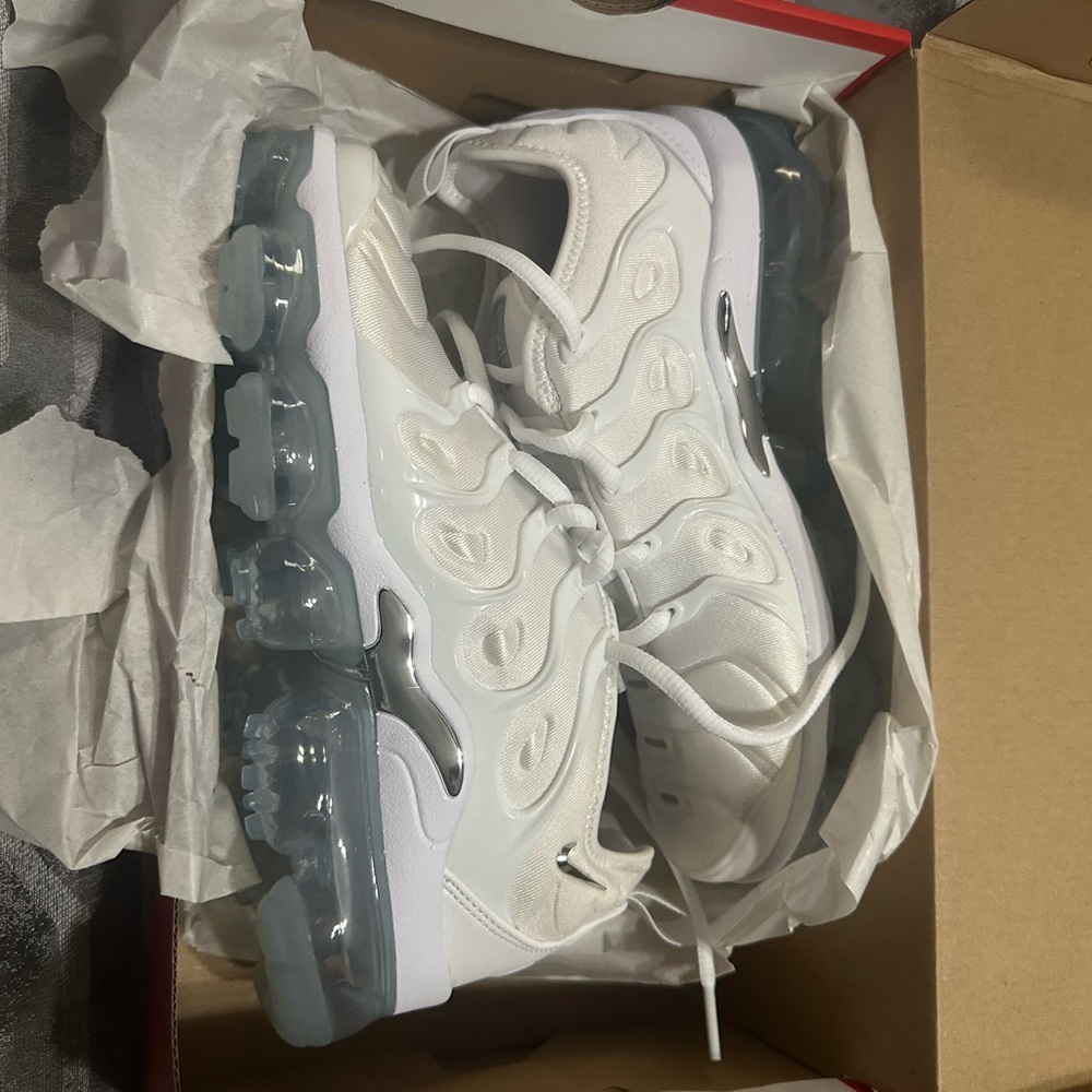 Women’s Nike vapor max White Sneakers